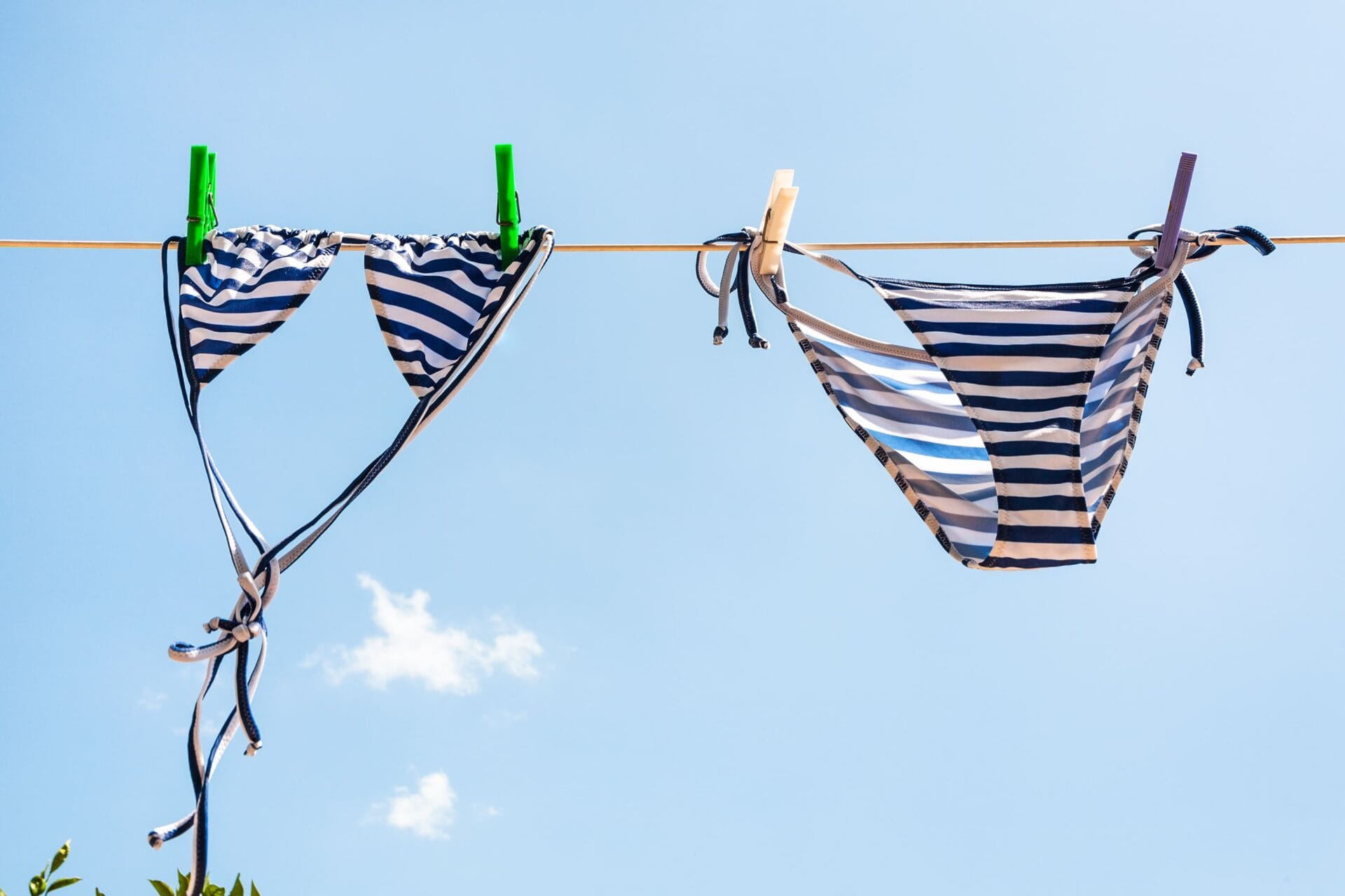 Een bikini droogt aan de waslijn