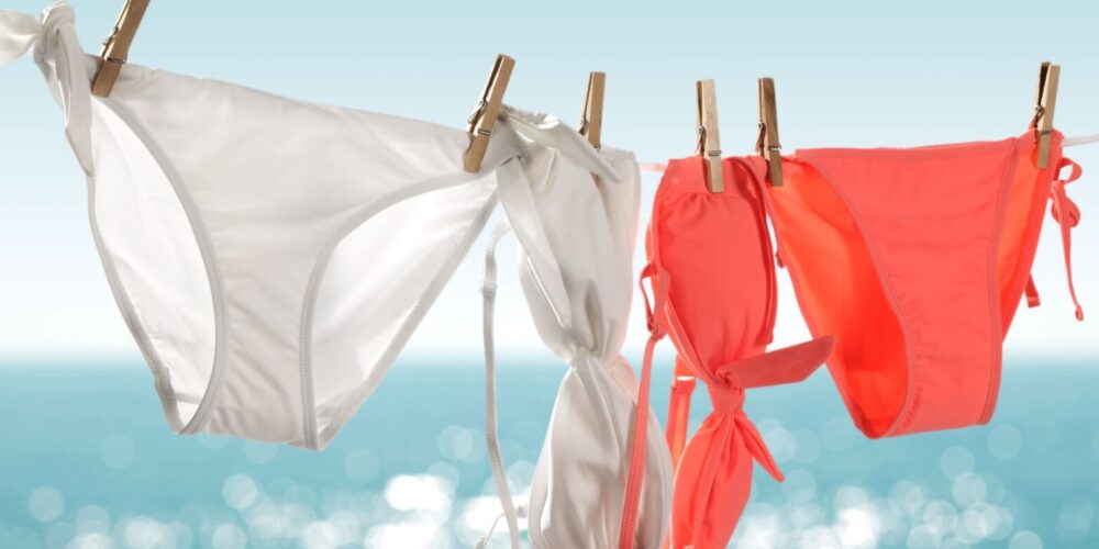 Zwei Bikinis auf einer Wäscheleine