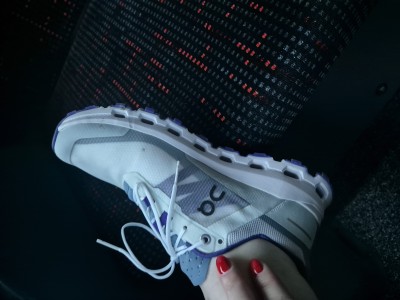 Foto 1 van Carmen bij On - Women's Cloudvista - Trailrunningschoenen